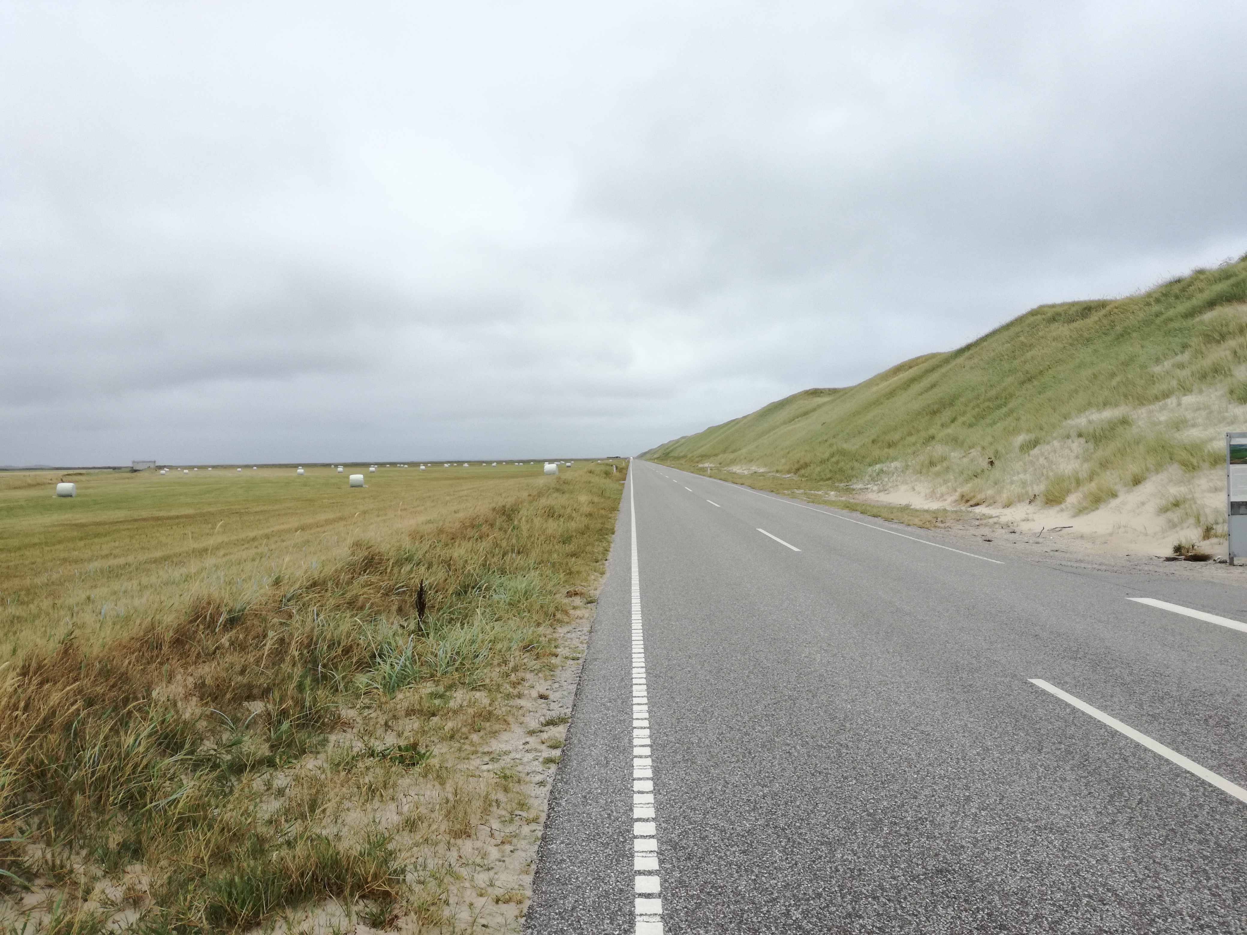 Dünen – Sand – Schotter und endlose Gerade.