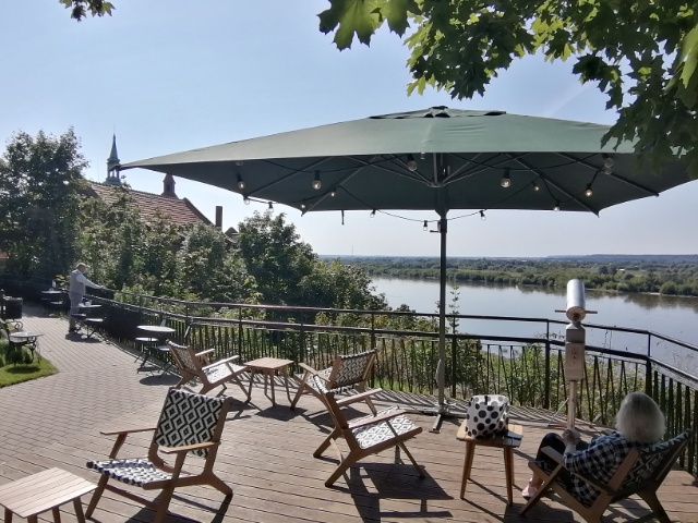 Unglaublich schöner Platz für eine Pause und eine Burg am Etappenende.